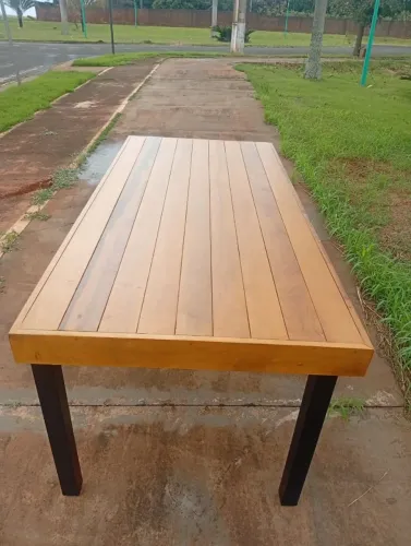 Mesa de madeira estrutura de aço 