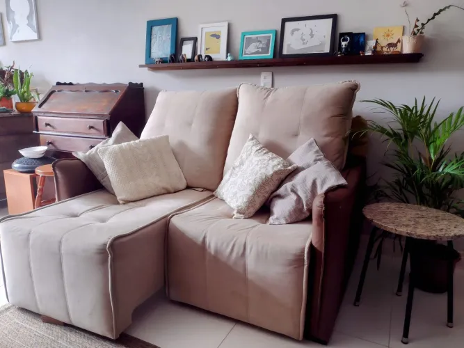Sofá retráti, bege. Ele é mais estreito, ideal para ambientes pequenos. No estado.