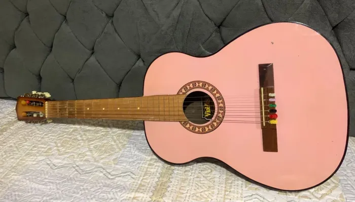 Violão rosa com cordas de aço