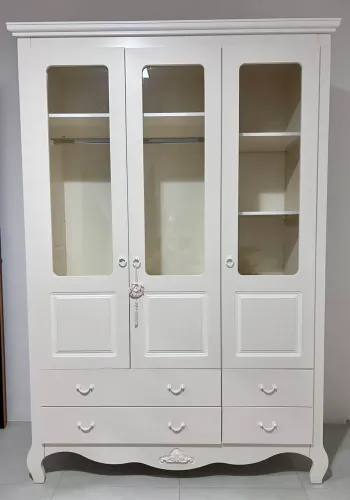 Conjunto de quarto de Bebê/ criança com Roupeiro e cômoda. Laqueado em estado de novo