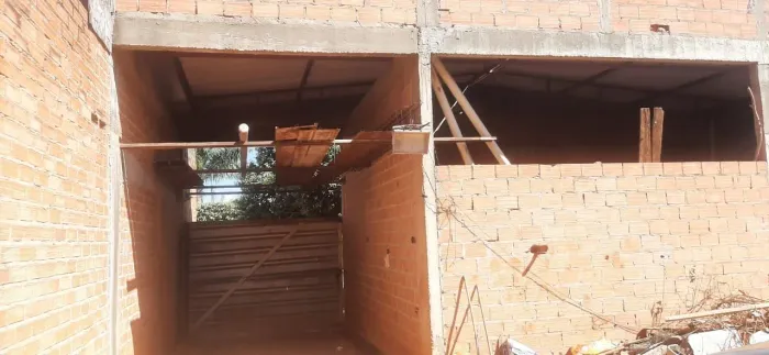 Casa com construção de salão na frente