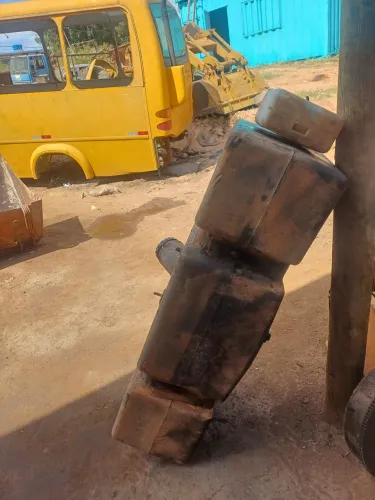 Tanque de combustível 150 litros.