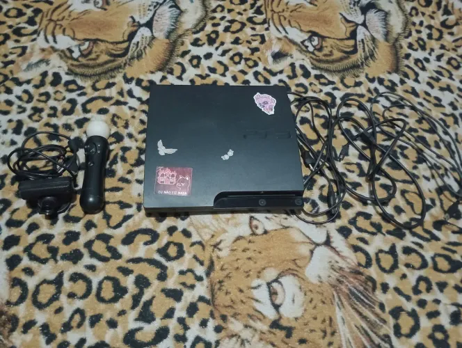 Vendo um PS3 Slim,com cabos de conexão e um controle movi e câmera de movimento 