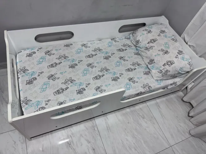Cama infantil montessoriana com grade/ acompanha o colchão . Obs: tenho 2 camas dessa