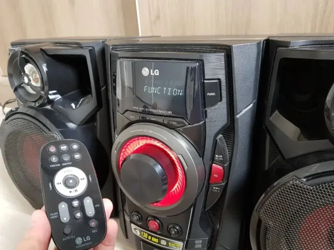  som LG Mini System modelo RAD136 preto com 130W RMS de potência.
