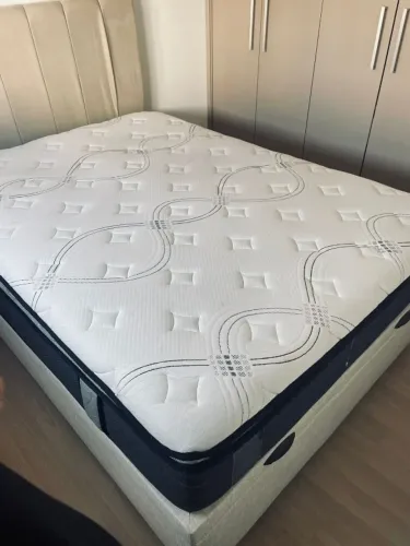 CAMA DE CASAL COM BAÚ COM COLCHÃO E CABECEIRA