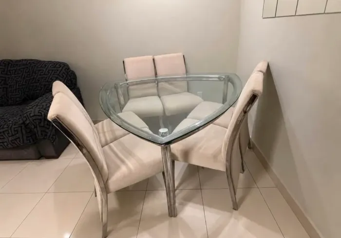 Mesa com 6 cadeiras