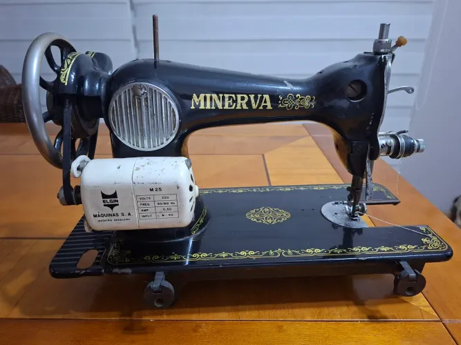 Máquina de costura antiga MINERVA