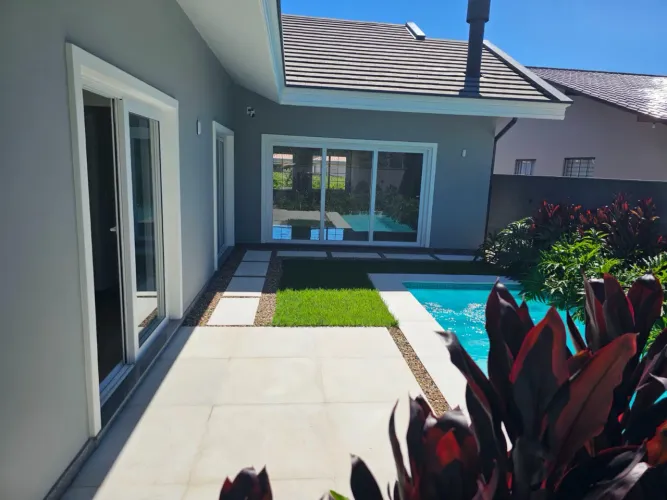 Vendo casa com piscina