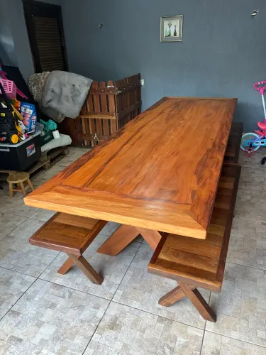 Mesa de madeira maciça