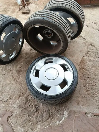 Pneus com rodas orbital.