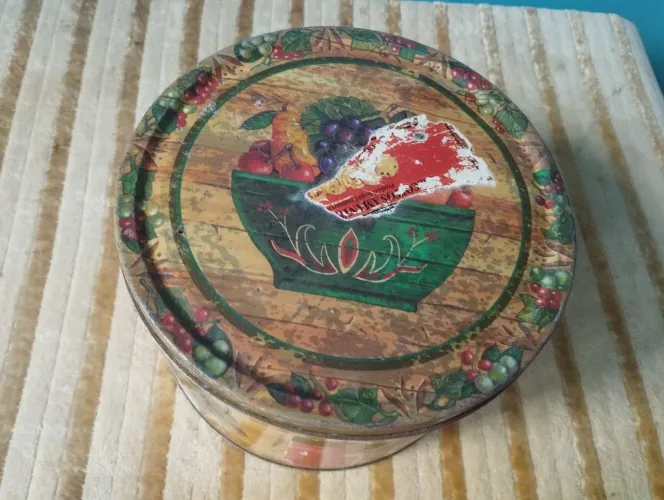 Lata de biscoito antiga 