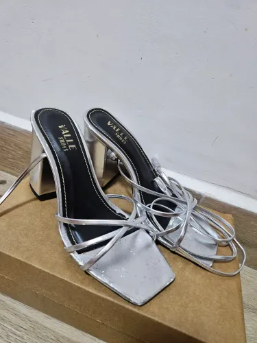 Sandália prata Valle Shoes