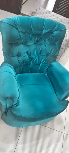 Vendo sofá de 2 lugares e 1 poltrona ,ambos usados mas bem conservados. Tudo por 400reais.