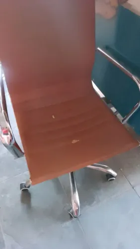 Cadeira giratória caramelo com rodinhas
