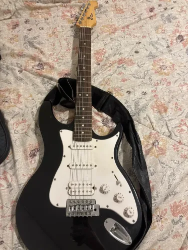 Guitarra Behringer El Toro Stratocaster HSS - Preta e Branca (Excelente Estado)