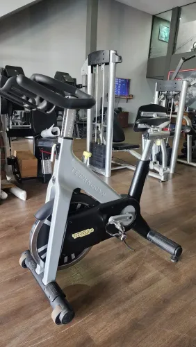 Bike Spinning profissional Technogym