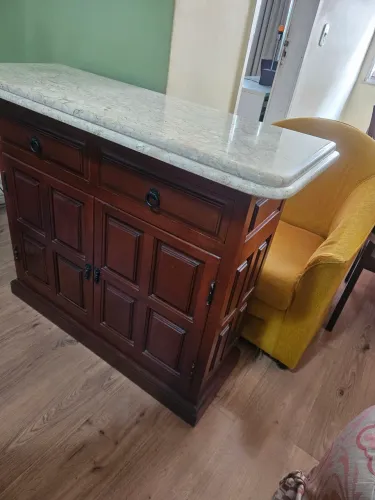 Buffet com tampo de mármore 
