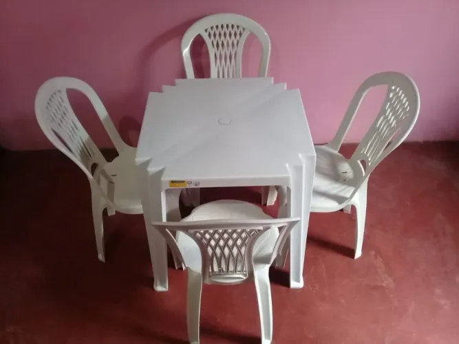 Jogo de Mesa e Cadeiras de plástico novas 