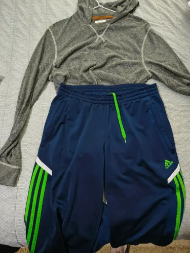 Conjunto de Agasalho e Calça masculino bem conservado