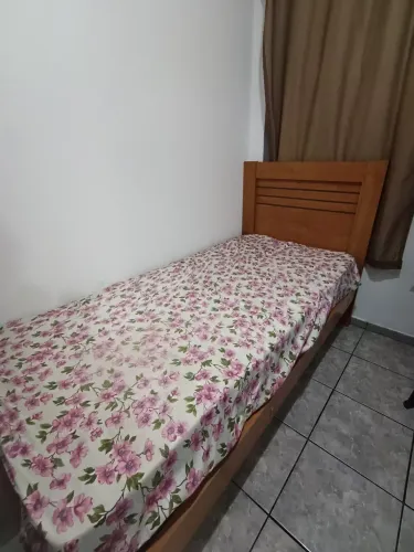 Vende-se cama de solteiro com colchão
