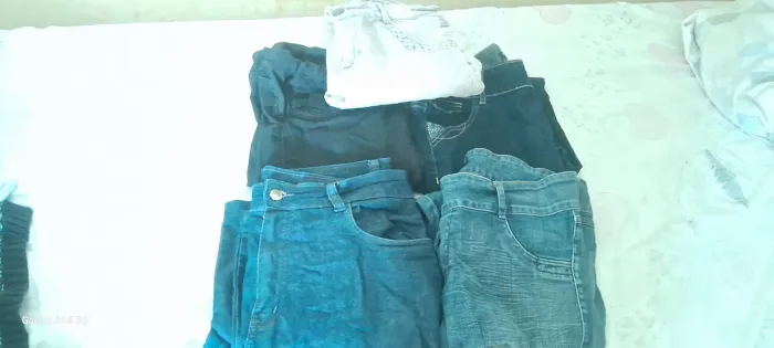 Roupas usadas em excelente estado - 05 calcas Jeans. Feminino com elastano. Tam. 44, 46.