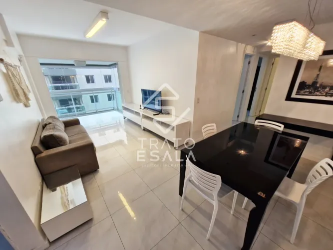 Três quartos, primeira quadra do mar, em boulevard de serviços