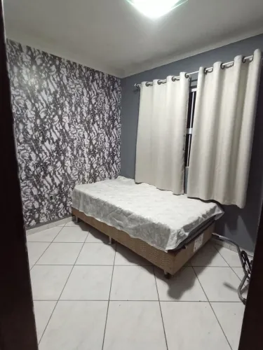 Alugo quarto de solteiro para mulher