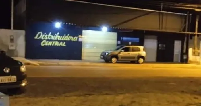 Vende-se terreno com casa de fundo e pontos de comércio na frente