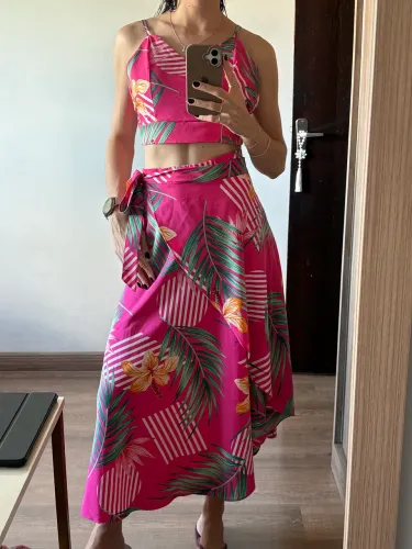 conjunto cropped e saia rosa 