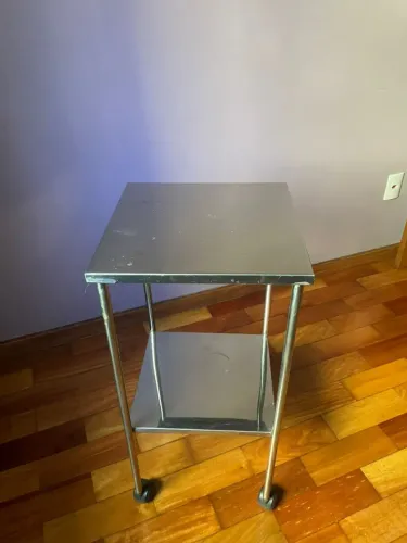 Mesa Auxiliar com Rodinhas