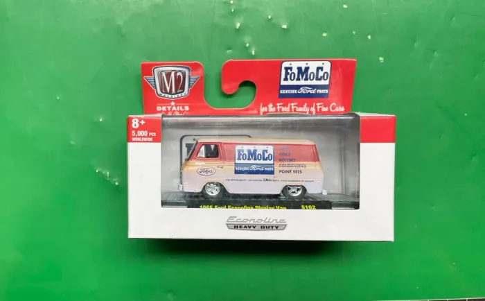 M2 Machines FoMoCo 1965 Ford Econoline Van Lacrada Original