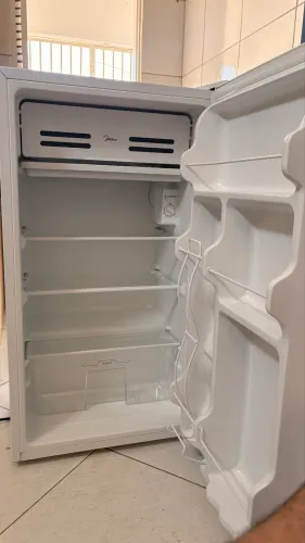 Vende-se frigobar, 93L, Branco, 220v, Midea. Usado apenas por 4 meses.