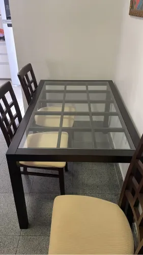 Conjunto de Mesa com 4 cadeiras em Madeira