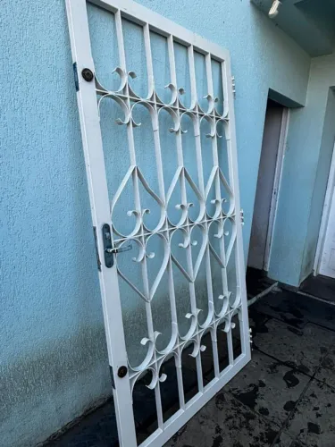 Porta de ferro maciça com grade ( vendo ou troco)