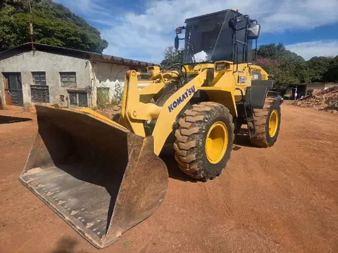 Pa carregadeira komatsu WA 200 ano 2013 impecável 