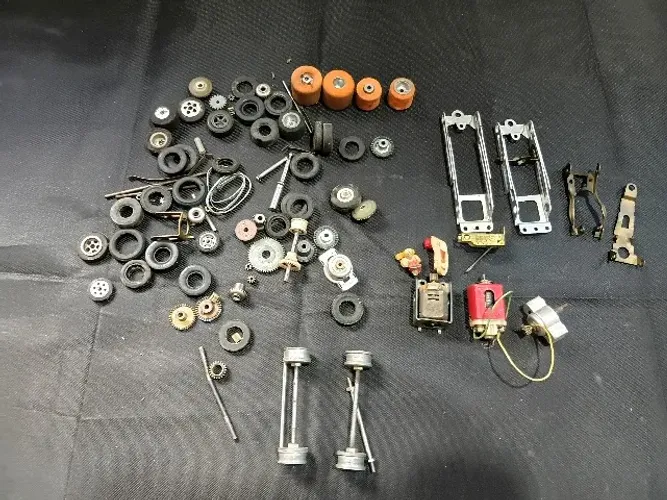 Lote de Peças Antigas de Autorama Estrela - Motores, Chassis, Pneus e Engrenagens - Coleci