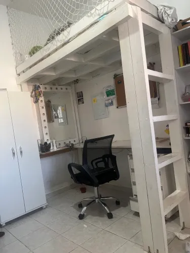 Cama de solteiro suspensa com colchão.