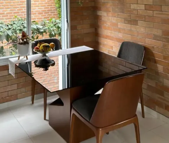 Mesa de jantar e cadeiras