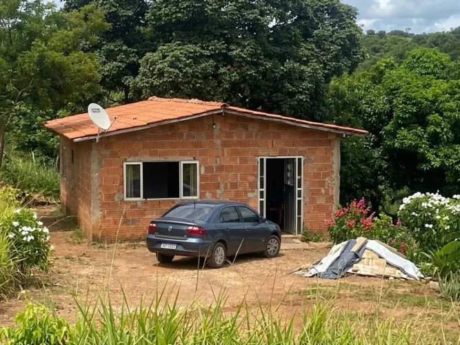 propriedade rural1,5 alqueire, casa com 2 quartos, rio nos fundos, Bocaiuva - MG