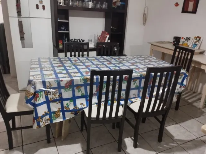 Mesa com 6 cadeiras