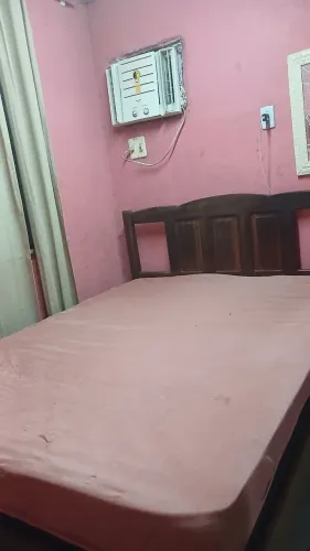 Cama de casal bem conservado, motivo de viagem