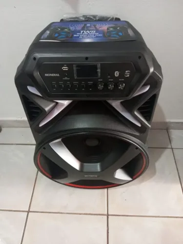 Vende caixa de som Bluetooth.