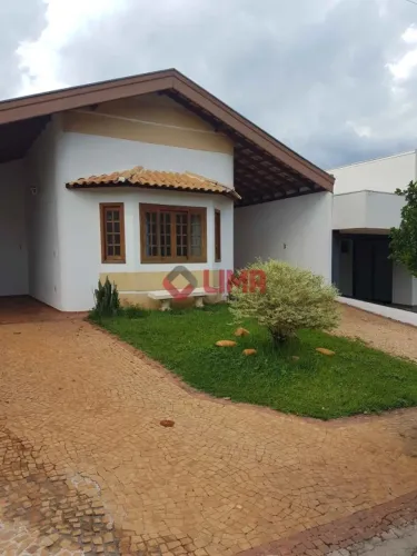 Casa para locação - 117 m² - 03 quartos, churrasqueria e piscina no Residencial Jardins do