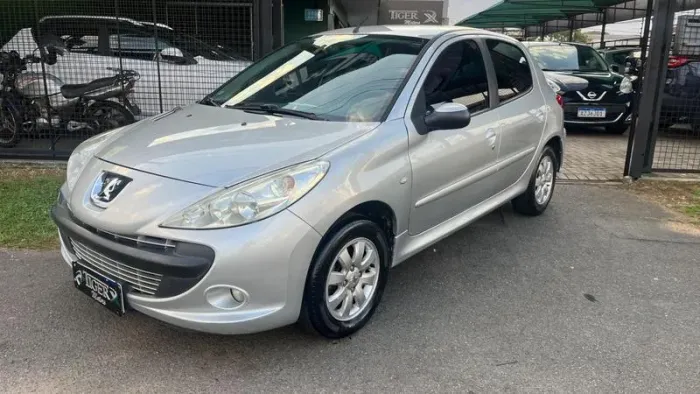 Peugeot 207 XR 1.4 Flex 8V 5P 2011