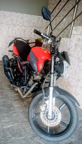 Vendo motocicleta Yamaha factor 2021/2022 de cor Vermelha
