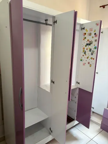 Guarda roupa usado. Necessário reformar o trilho das gavetas!!