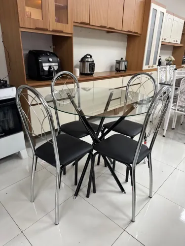Mesa De Jantar Madrid com vidro cadeiras cromadas em Promoção!