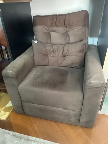 Poltrona em Suede Marrom com Almofada 
