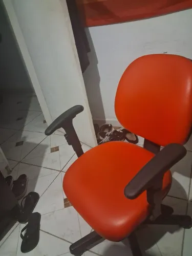Cadeira de escritório semi nova